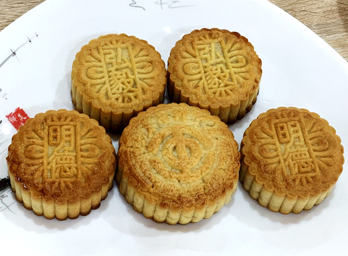 盘子上的糕点描述已自动生成