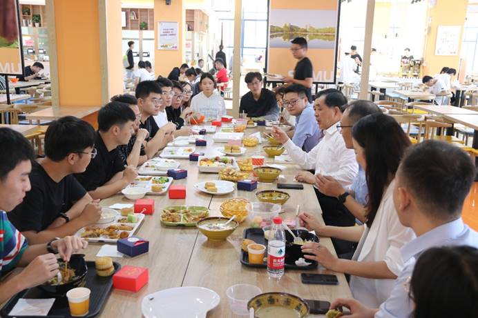 一群人在餐厅里吃东西描述已自动生成