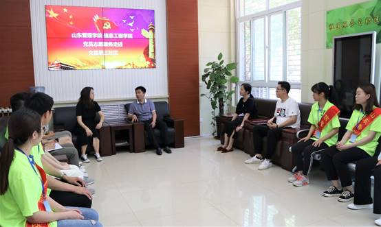 图片包含 人员, 室内, 地板, 墙壁描述已自动生成